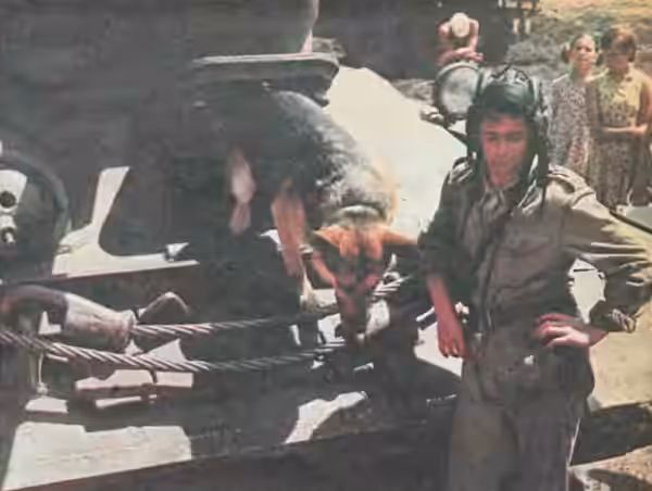 Janusz Gajos i Szarik na planie filmu Czterej pancerni i pies (1969)