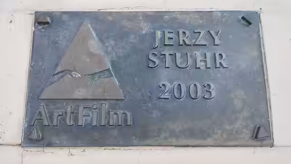 Ceduľa Artist´s Mission Award (Hercova misia) na MFF Art Film pripevnená na starom moste slávy v Trenčianských Tepliciach. (2024)