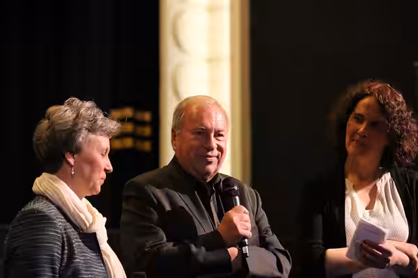15. GoEast Festival, Wiesbaden 2015: Der polnische Regisseur Jerzy Stuhr und die Festivalleiterin Gaby Babic (Rechts) sowie eine Dolmetscherin (links). Bei der 
