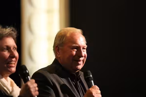 15. GoEast Festival, Wiesbaden 2015: Der polnische Regisseur Jerzy Stuhr sowie eine Dolmetscherin (links). Bei der Deutschlandpremiere des Films "Bürger"