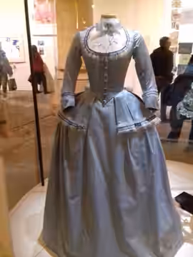 Milena Canonero, Costume de voyage. Veste en soie bleu ciel avec petits volants en organza de soie et rubans de taffetas bleu et blanc. Jupe longue bleu ciel en (2019)