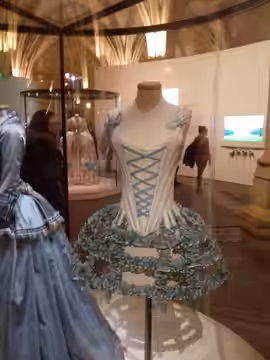 Milena Canonero, Lingerie intime. Buste en coton fantaisie avec application de rubans de velours bleu. Panier en organza de soie bleue monté sur structure en mé (2019)