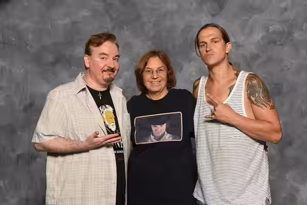 A fan poses with Jason Mewes and Brian O'Halloran (2017)