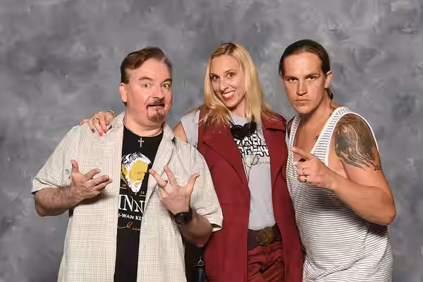A fan poses with Jason Mewes and Brian O'Halloran (2017)