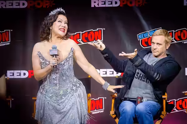 Jennifer Tilly and Devon Sawa at the New York Comic Con (October 7, 2022). Photo by Chris Roth.