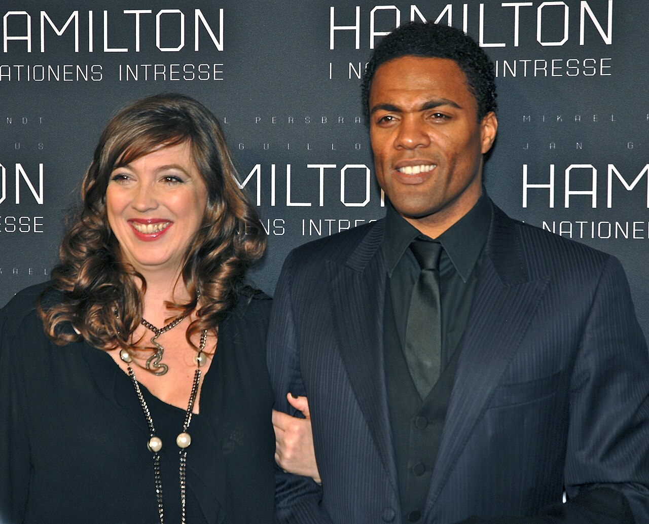 Kathrine Windfeld och Ray Fearon på galapremiären av Hamilton - I nationens intresse, på biograf Sergel i Stockholm den 9 januari 2012.
