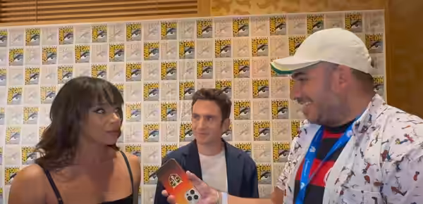 Alex Montiel entrevistando a Hannah John-Kamen y a Jake Schreier en la Comic-Con de San Diego 2024