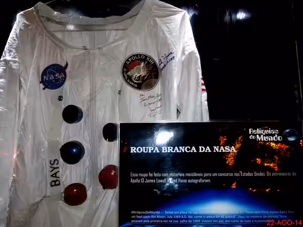 Exposição Relíquias do Mundo no Shopping Iguatemi em Ribeirão Preto. Assinatura dos astronautas da missão Apollo 13, Fred Haise, piloto do módulo lunar e James 