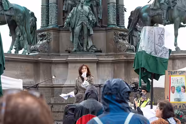 Andrea Eckert at the 2-Meter-Abstand Demo für Kunst und Kultur #3 (2 meter distance demonstration for art and culture #3) on Maria-Theresien-Platz in Vienna,Aus (2020)