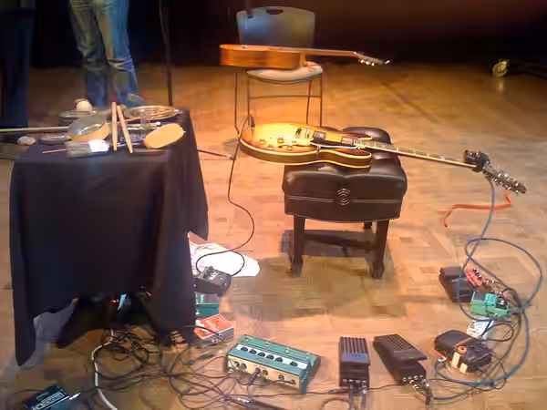 Fred Frith's setup, Wallingford, Seattle, 2009-04-25.