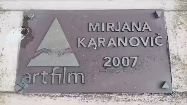 Ceduľa Artist´s Mission Award (Hercova misia) na MFF Art Film pripevnená na starom moste slávy v Trenčianských Tepliciach. (2024)
