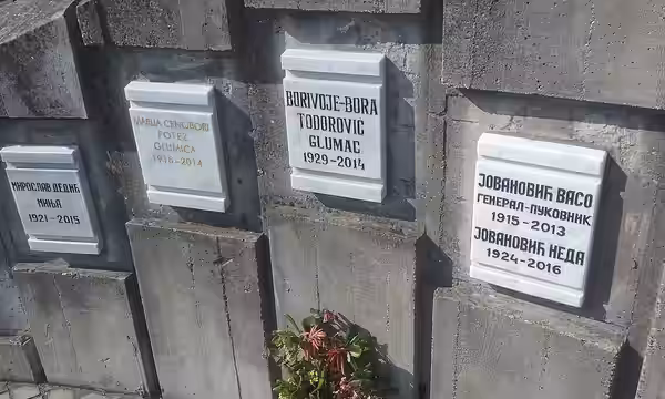 Колумбаријум у Алеји заслужних грађана на Новом гробљу у Београду, са урнама: Миње Дедића, Марије Црнобори, Боре Тодоровића и Васе Јовановића. (2018)
