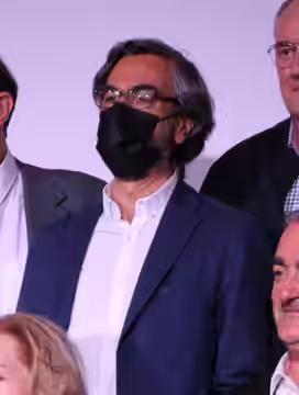 Algunos de los ganadores de la 77.ª edición de las Medallas del Círculo de Escritores Cinematográficos posan junto a presidente del CEC, Jerónimo José Martín. (2022)