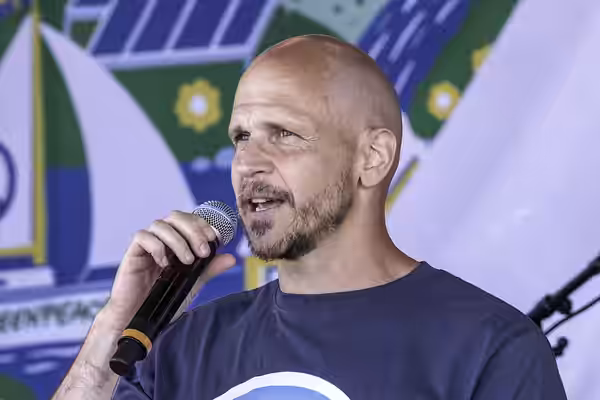 O actor Gustaf Skarsgård no festival "Vi är Sverige" organizado por Greenpeace durante a Almedalsveckan 2026.