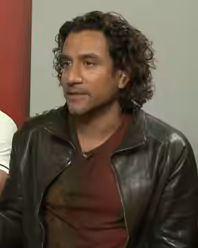 O ator Naveen Andrews concede entrevista e fala sobre a série Sense8. (2015)