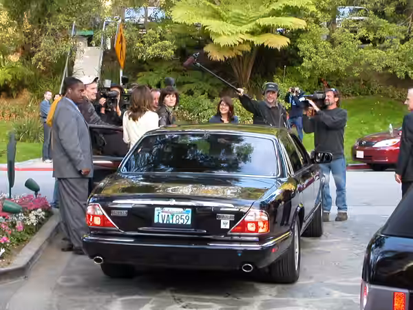Kelly Preston (Mrs. John Travolta) met by photographers at Hotel Bel Air's entrance. Preston was a guest at Oprah Winfrey's 50th birthday party at Hotel Bel Air (2004)