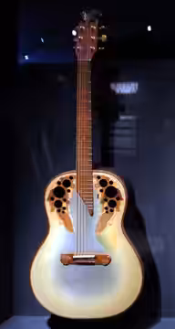 Nancy Wilson Guitar Nancy Wilson (Heart)'s 1978 Ovation Adamas 1687-7 (serial no. 477-92) specially made for her - Play It Loud. MET (2019-05-13 19.31.01 by Ede