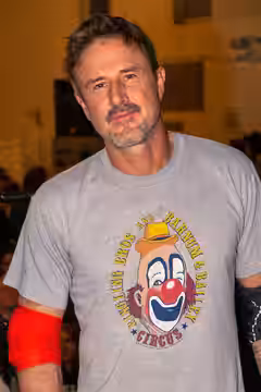 Actor/wrestler David Arquette posing preshow at Alpha-1's Immortal Kombat 7 show in Hamilton, ON