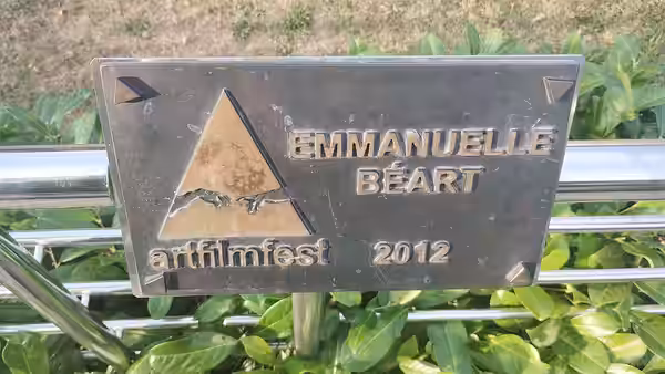Ceduľa Artist´s Mission Award (Hercova misia) na MFF Art Film pripevnená na novom moste slávy v Trenčianských Tepliciach. (2024)