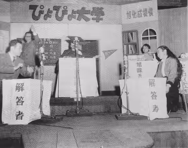 Hisaya Morishige (left. Right eldest daughter of Morishige) to appear on the radio program. (1954)