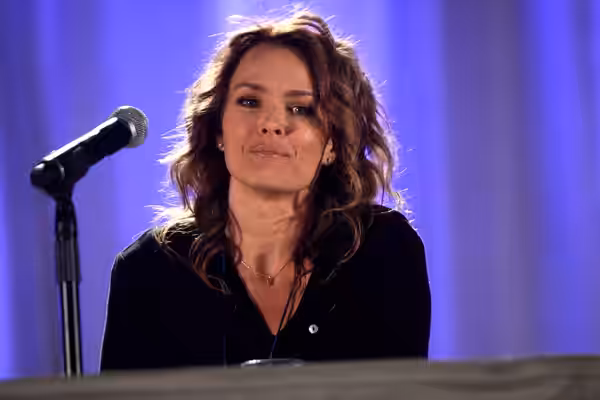 Dina Meyer at the 2012 Phoenix Comicon in Phoenix, Arizona. Please attribute to Gage Skidmore if used elsewhere.