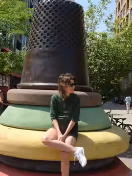 Big thimble in front of the interesting building on the NW corner of Spadina and Richmond, 2017 08 09 -c