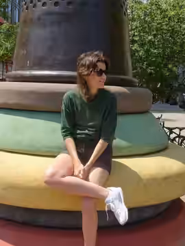 Big thimble in front of the interesting building on the NW corner of Spadina and Richmond, 2017 08 09 -b
