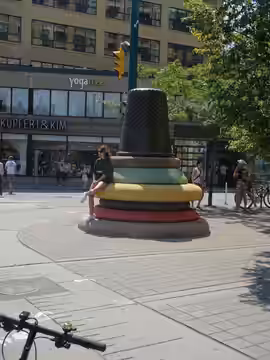Big thimble in front of the interesting building on the NW corner of Spadina and Richmond, 2017 08 09 -a