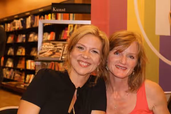 Die schwedische Krimiautorin Liza Marklund und Nina Petri (Sprecherin eines ihrer Hörbücher) bei einer Lesung in Dortmund im September 2009.