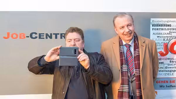 Dreharbeiten zu „Schnitzel XXL“ Foto: Armin Rohde (Rolle: Ex-Tierpfleger Günther) und Ludger Pistor (Rolle: Ex-Herrenausstatter Wolfgang) in der Kulisse eines A (2018)