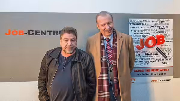 Dreharbeiten zu „Schnitzel XXL“ Foto: Armin Rohde (Rolle: Ex-Tierpfleger Günther) und Ludger Pistor (Rolle: Ex-Herrenausstatter Wolfgang) in der Kulisse eines A (2018)