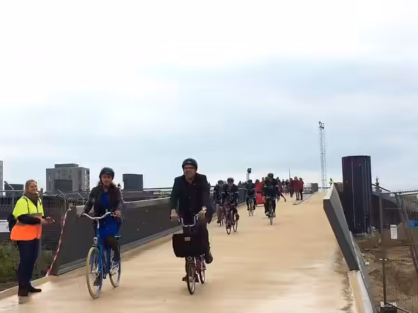 Klaus Bondam og Jane Jegind cykler som de første over Byens Bro ved dens indvielse 29. maj 2015.