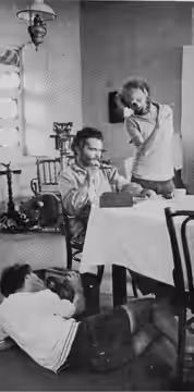O diretor Leon Hirszman (à direita) orienta o ator Othon Bastos durante uma cena de S. Bernardo (1973).