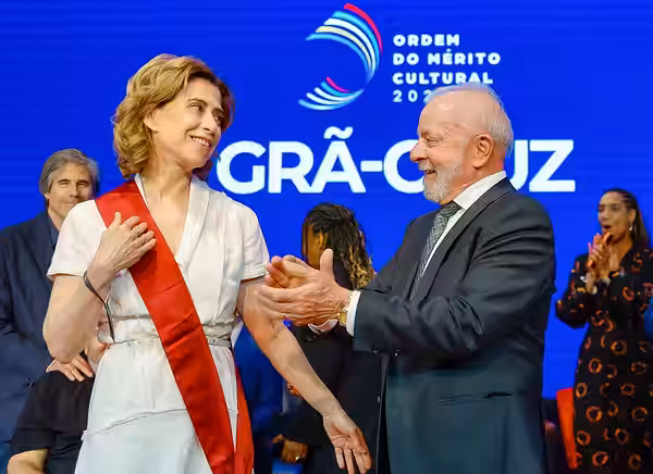 20.05.2025 - A Atriz, Fernanda Torres e o Presidente da República, Luiz Inácio Lula da Silva e a durante a cerimônia de Entrega da Ordem do Mérito Cultural, no 