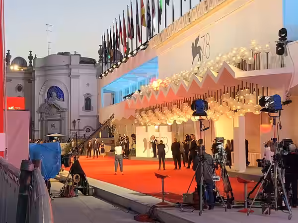 Roberto Benigni appena premiato col Leone d'Oro alla carriera (2021)