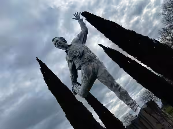 Uno scatto raffigurante l'opera intitolata "Alla Creatività" e dedicata all'attore Roberto Benigni. (2022)