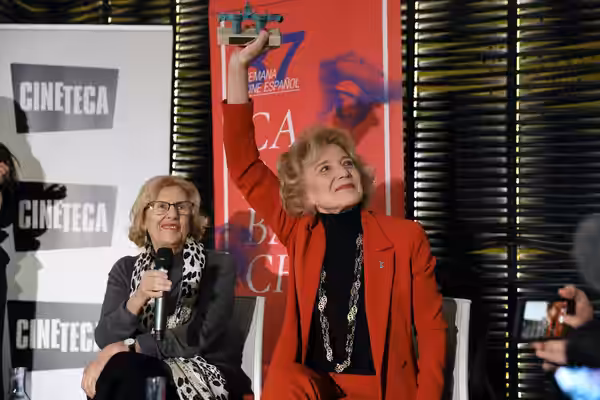La actriz Marisa Paredes ha recibido esta mañana de manos de la alcaldesa de Madrid, Manuel Carmena, el premio “Puerta de Toledo” que se le otorga en el marco d (2019)