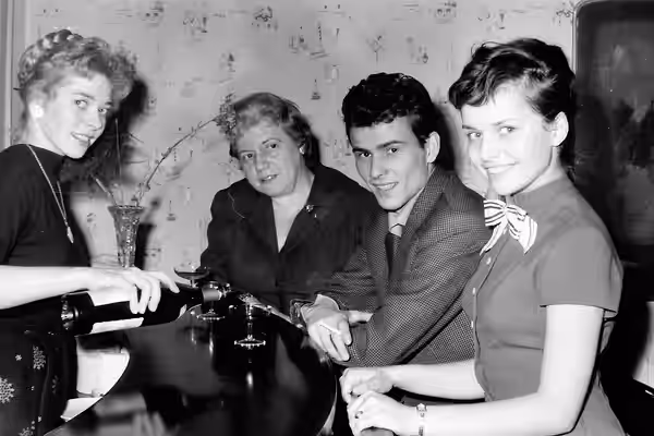 Schauspieler Horst Buchholz besucht anlässlich einer Filmpremiere das Krefelder Kino "Seidenfaden" Ende der 50er Jahre (1950)