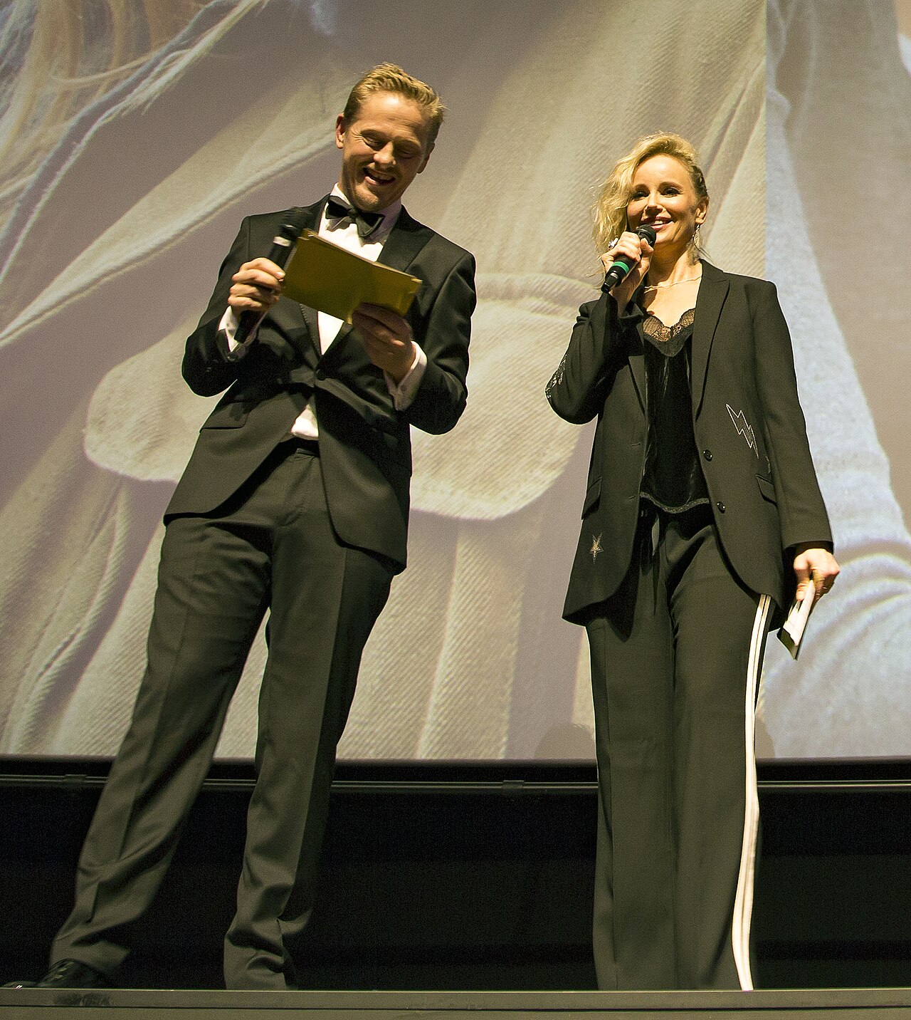 Thure Lindhardt og Sofia Helin foran de fire Saga Norén fra fire lande. Tirsdag aften var der gallapremiere på den fjerde og sidste sæson af den dansk-svenske k