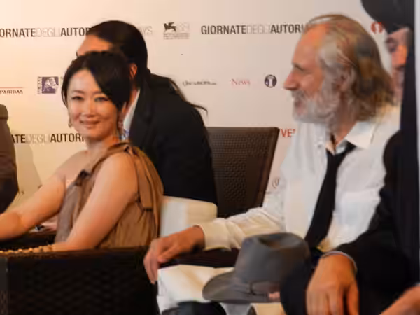 www.joyfulit.it/2011/07/68-venice-film-festival-official-... Zhao Tao, Rade Sherbedgia Presentazione del film "Io sono Li" al 68° Festival del Cinema di Venezia