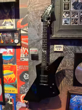 ESP Snakebyte merupakan gitar signature milik James Hetfield yang diperkenalkan oleh ESP Guitars pada tahun 2013. Gitar ini dirancang sesuai spesifikasi Hetfiel (2026)