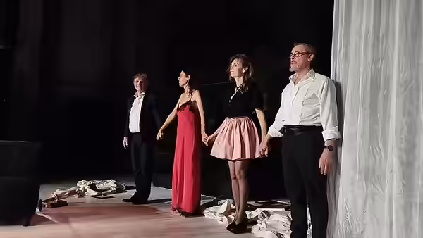 Saluts à l'issue d'une représentation de "C'est si simple l'amour" au Théâtre de l'Atelier, le 7 juin 2026, avec: Charles Berling, Caroline Proust, Bérengère Wa
