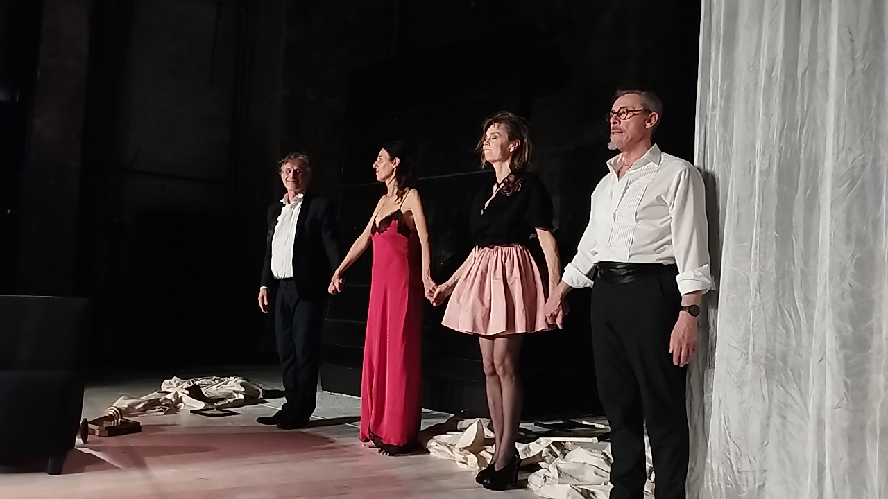Saluts à l'issue d'une représentation de "C'est si simple l'amour" au Théâtre de l'Atelier, le 7 juin 2026, avec: Charles Berling, Caroline Proust, Bérengère Wa
