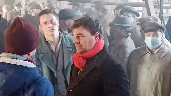 Scène de révolte au tournage de la série Germinal de David Hourrègue au centre historique minier de Lewarde (2021)