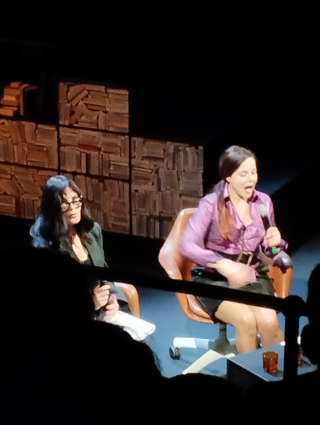 Isabelle Adjani et Laure Calamy sur la scène du Théâtre de l'Atelier pour "La Fin du courage", le 18 janvier 2026.