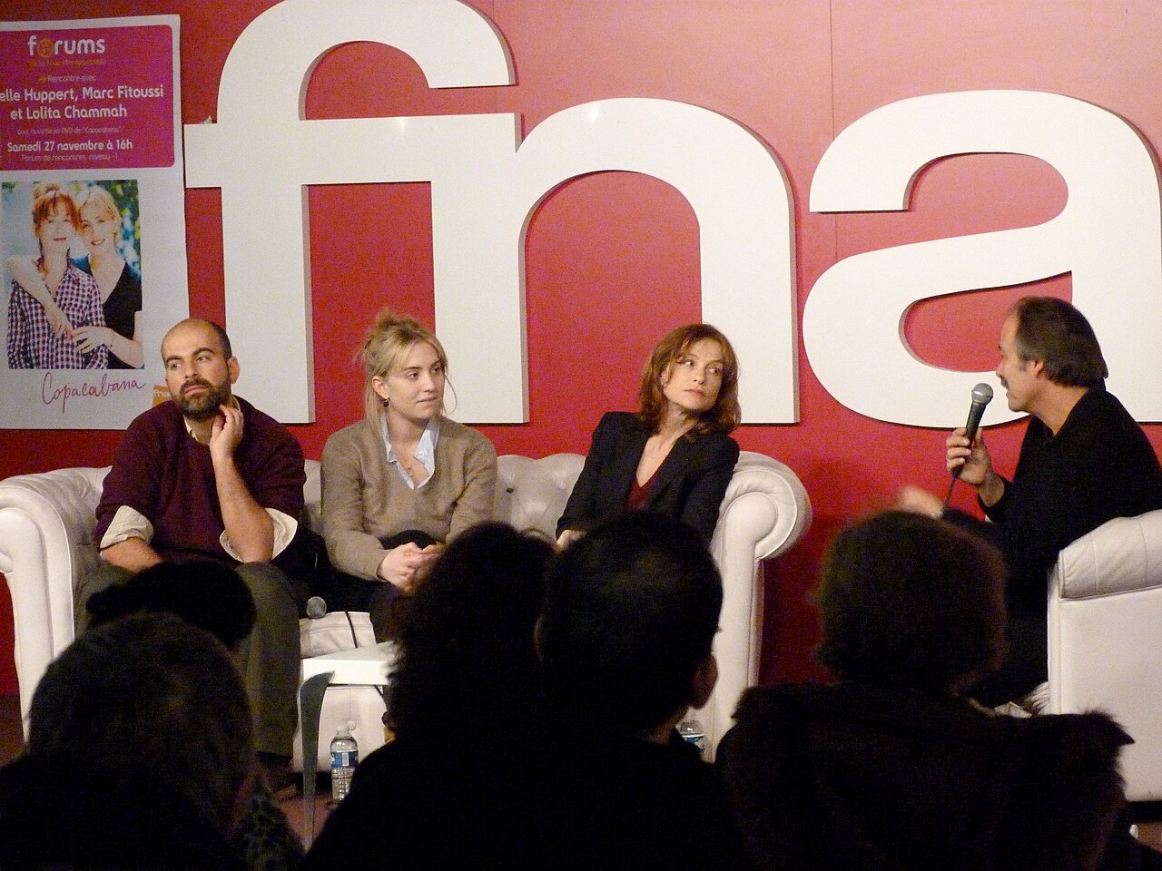 De gauche à droite, Marc Fitoussi, réalisateur, Lolita Chammah et sa mère, Isabelle Huppert, actrices, lors de la présentation du DVD du film de Marc Fitoussi C (2010)
