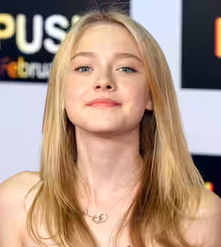 Actress Dakota Fanning arrives at the premiere of "Push", Mann Theater, Westwood 2009.