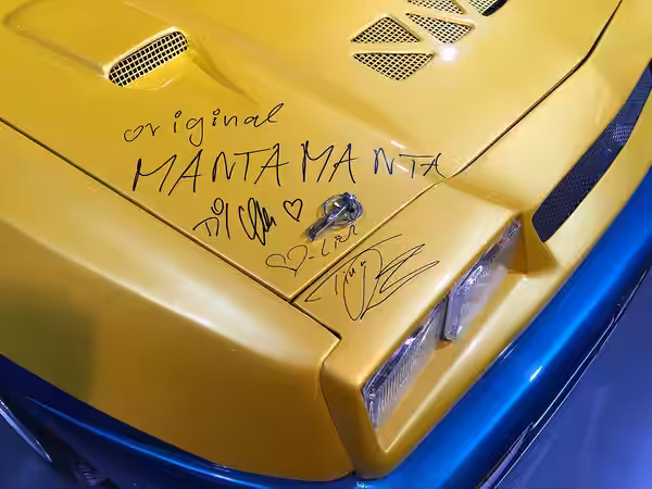 Opel Manta B aus dem Film "Manta, Manta" - Autogramme Tina Ruland und Til Schweiger auf der Motorhaube (2018)