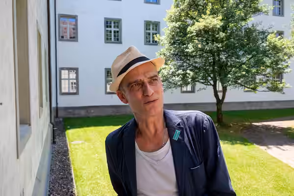 Anatole Taubman attended Stiftsschule Einsiedeln in the mid-1980s and graduated from there with his Matura (Abitur). This photo was taken during a reunion of fo (2026)
