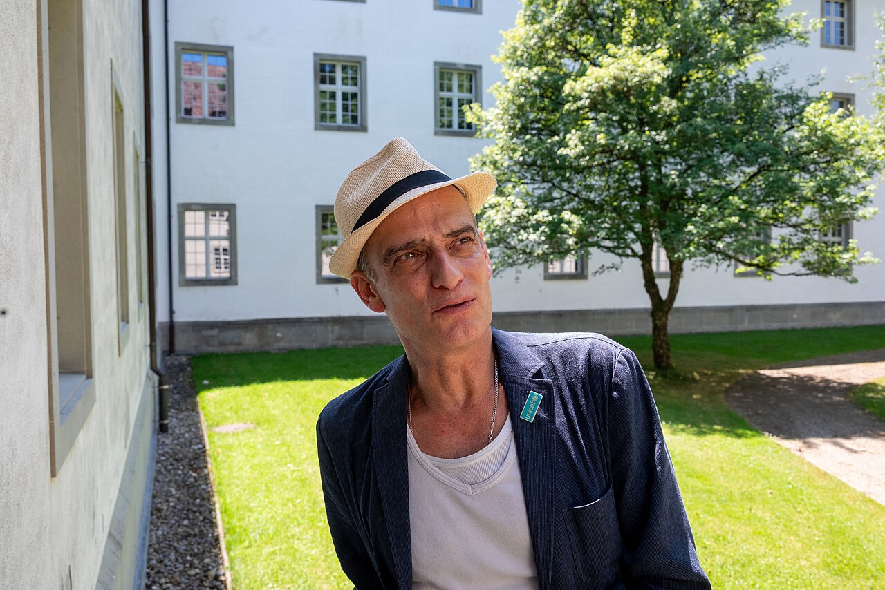 Anatole Taubman attended Stiftsschule Einsiedeln in the mid-1980s and graduated from there with his Matura (Abitur). This photo was taken during a reunion of fo (2026)